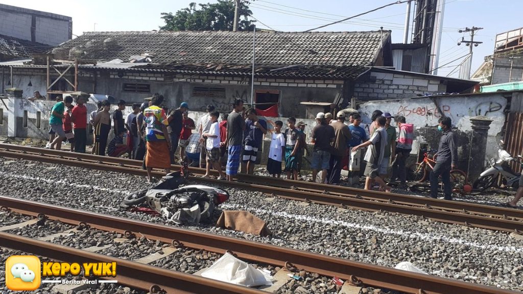 Surabaya Berduka: 2 Pemotor Tewas Tertabrak Kereta