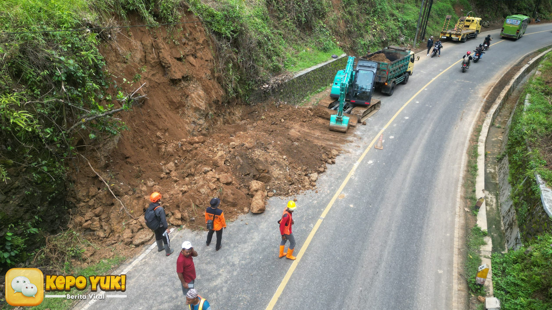 Longsor: Tebing Runtuh Usai Hujan Lebat, Jalan Nasional Tertutup