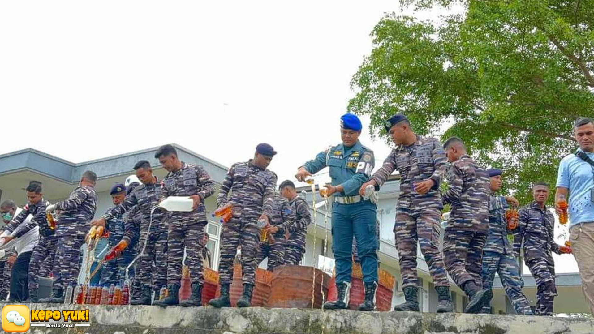 TNI AL Tegas Musnahkan 1000 Liter Sopi Hasil Sitaan di Maluku