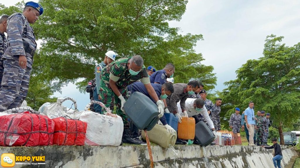 TNI AL Tegas Musnahkan 1000 Liter Sopi Hasil Sitaan di Maluku