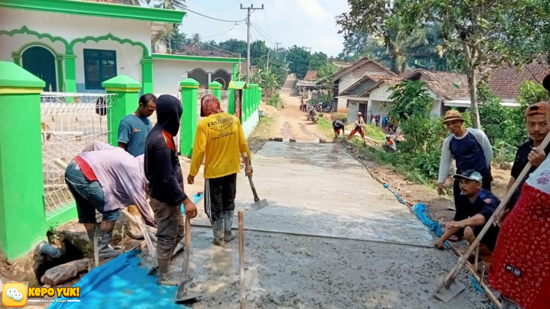 Warga Desa Wakal Patungan Perbaiki Jalan Rusak Bersama-sama