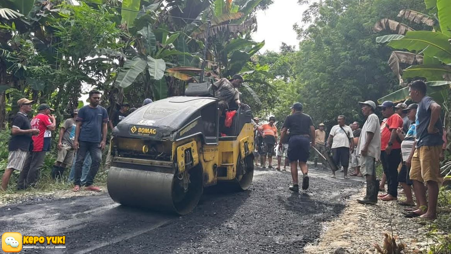 Warga Desa Wakal Patungan Perbaiki Jalan Rusak Bersama-sama