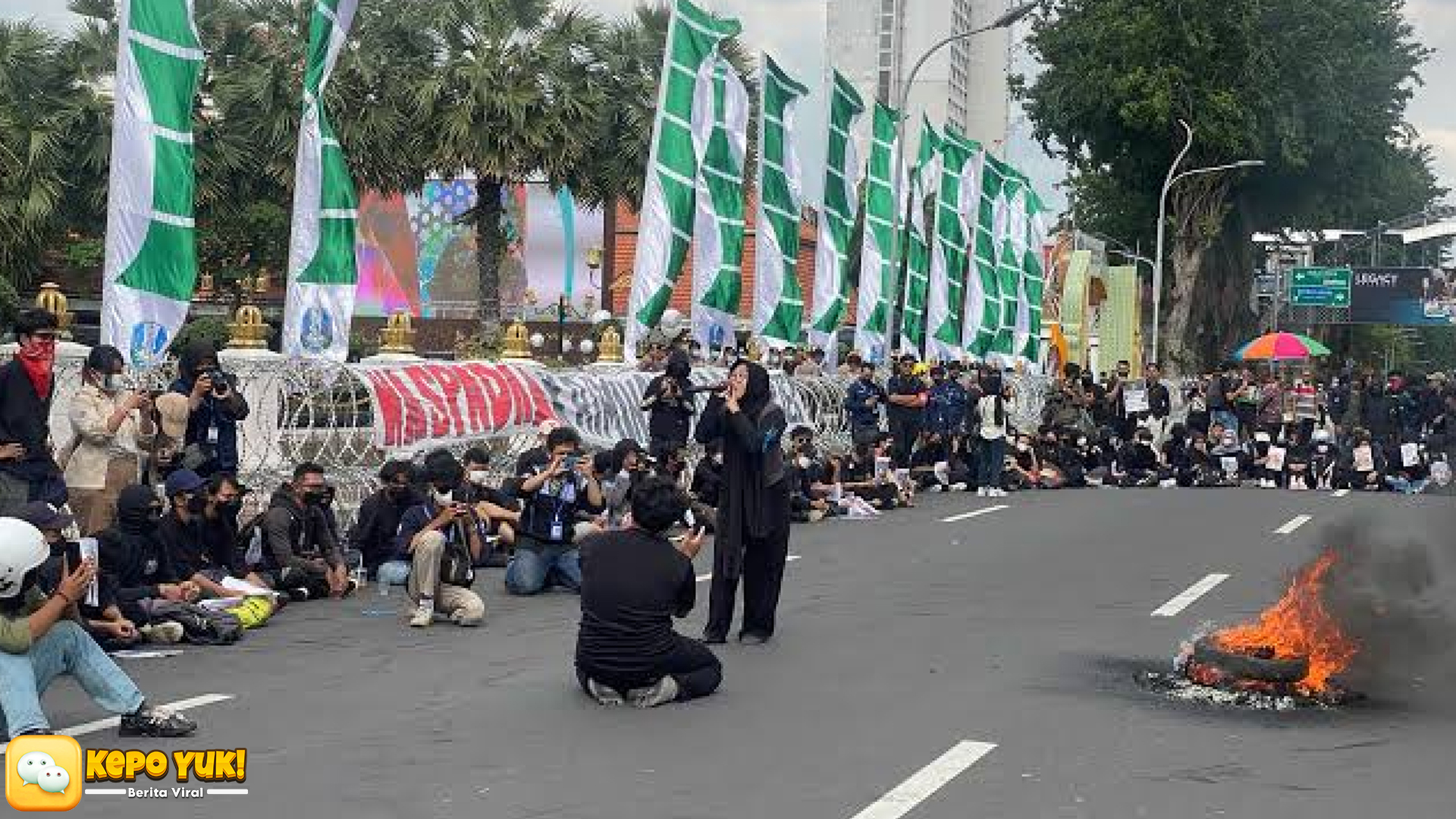 Konflik di Surabaya: Demo Tolak RUU TNI dan Aksi Bom Molotov