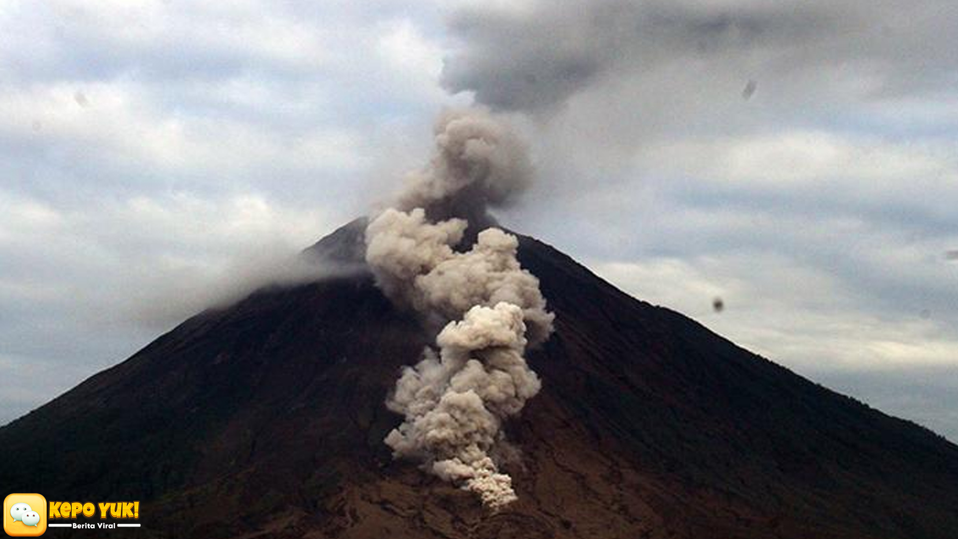 9 Letusan, Gunung Semeru Semburkan Asap Setinggi 1200 Meter