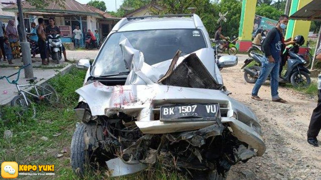 Tragedi di Asahan: Kereta Tabrak Mobil, Pasutri dan Anak Tewas