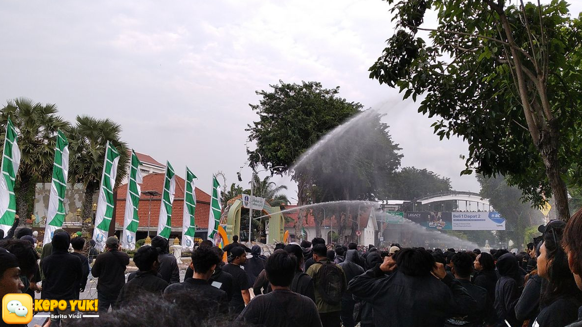 Konflik di Surabaya: Demo Tolak RUU TNI dan Aksi Bom Molotov