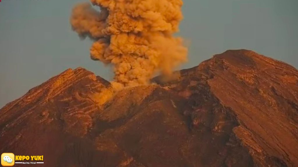 9 Letusan, Gunung Semeru Semburkan Asap Setinggi 1200 Meter